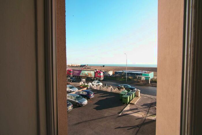 2 Bedroom Flat To Rent In Marine Terrace, Folkestone, CT20