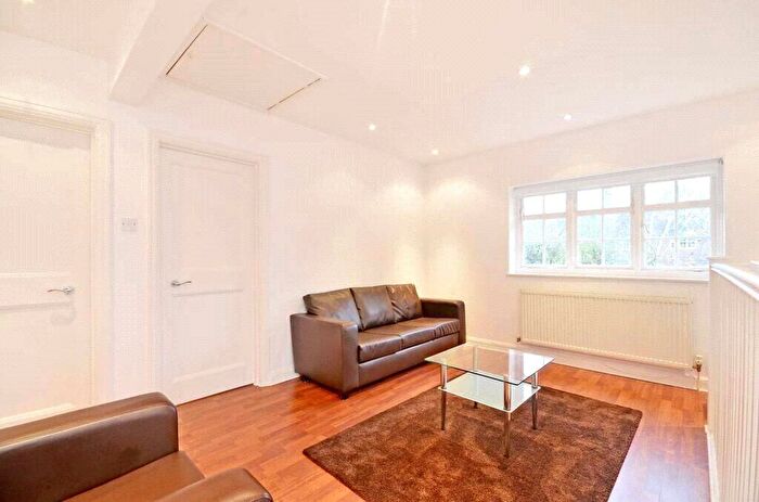 2 Bedroom Apartment To Rent In Neale Close, London, N2