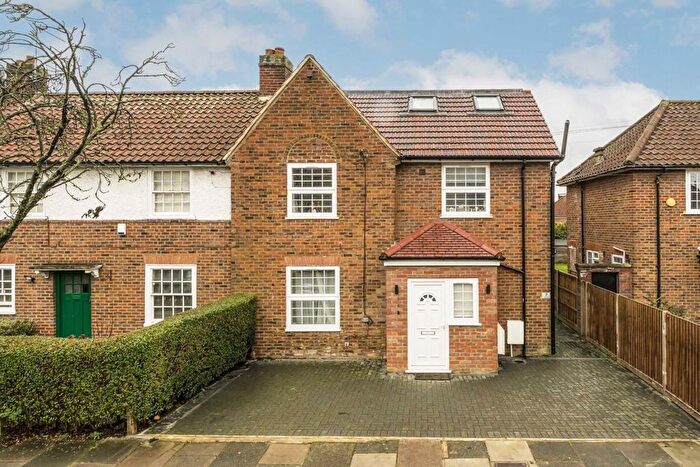 3 Bedroom Flat To Rent In Saxon Drive, London, W3