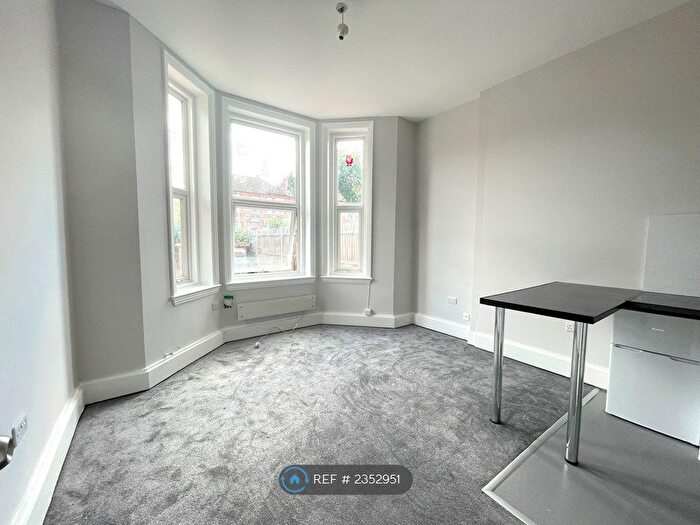 2 Bedroom Flat To Rent In Brownhill Road, London, SE6