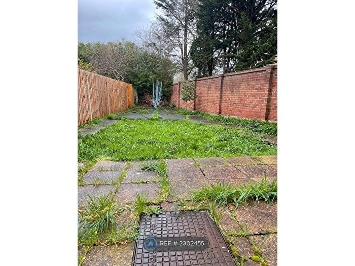 Studio To Rent In Hedge Lane, London, N13