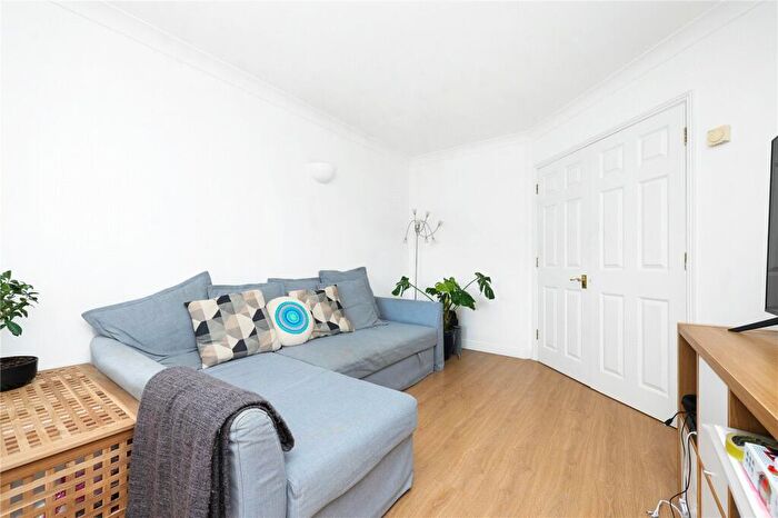 1 Bedroom Apartment For Sale In Lockview Court, E14