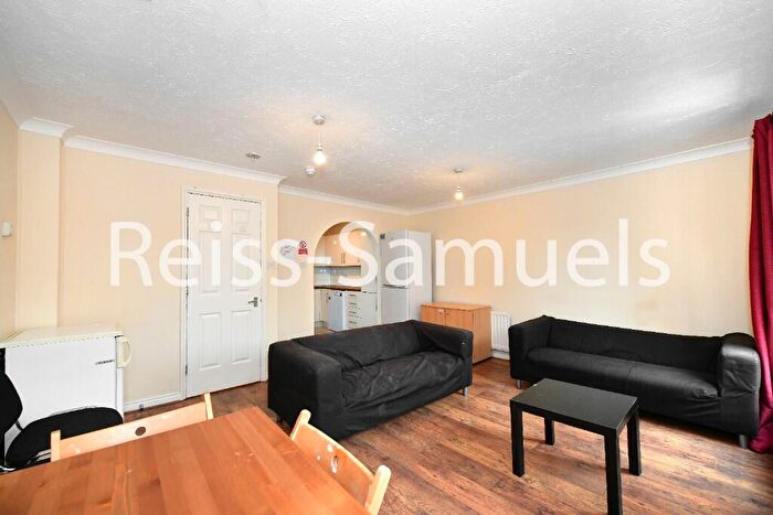6 Bedroom Town House To Rent In Ambassador Square, London, E14