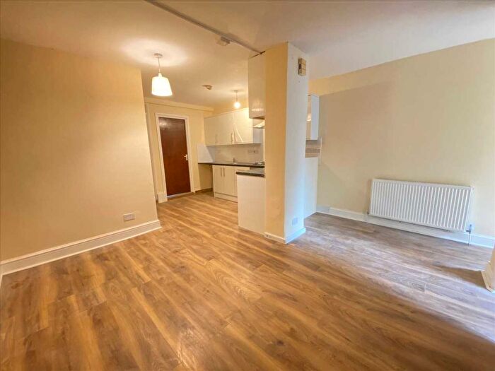 3 Bedroom Flat To Rent In Junction Road, Ealing, W5