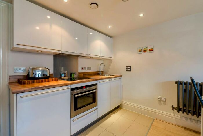 Studio To Rent In Kingsway Square, Battersea, London, SW11