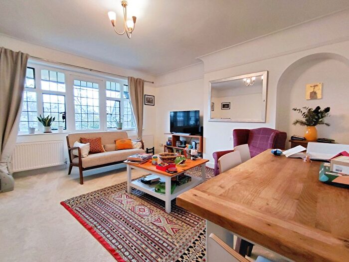 3 Bedroom Flat To Rent In Rutland Court, Queens Drive, West Acton, London, W3