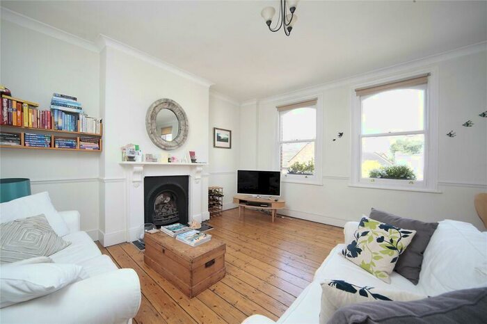 2 Bedroom Flat To Rent In Malwood Road, Clapham South, London, SW12