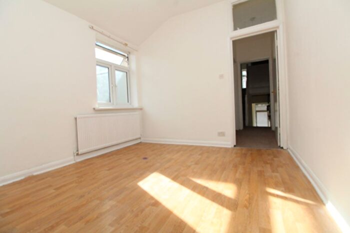 3 Bedroom Maisonette To Rent In Plumstead High Street, London, SE18