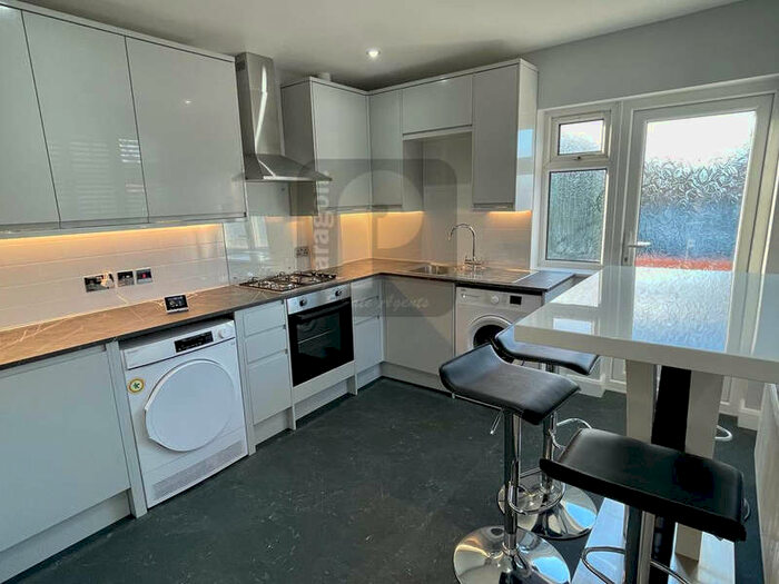 2 Bedroom Maisonette Flat To Rent In St Andrews Road, Kingsbury, NW9