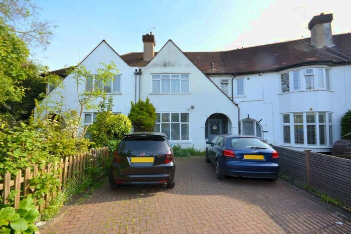 Studio To Rent In Woodland Way, London, NW7