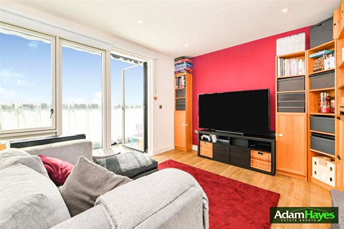 2 Bedroom Apartment For Sale In Station Road, New Southgate, N11