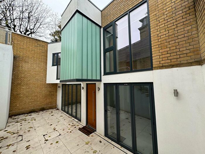 3 Bedroom Detached House To Rent In Cambridge Grove, Hove, BN3