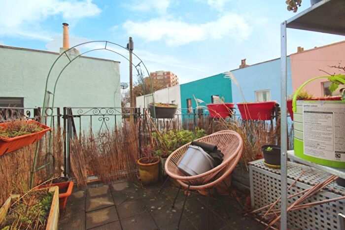 2 Bedroom Flat To Rent In Ashton Road - Bedminster, BS3