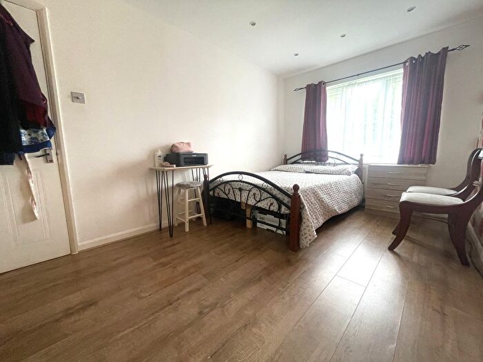2 Bedroom Flat To Rent In The Brow, Watford, WD25