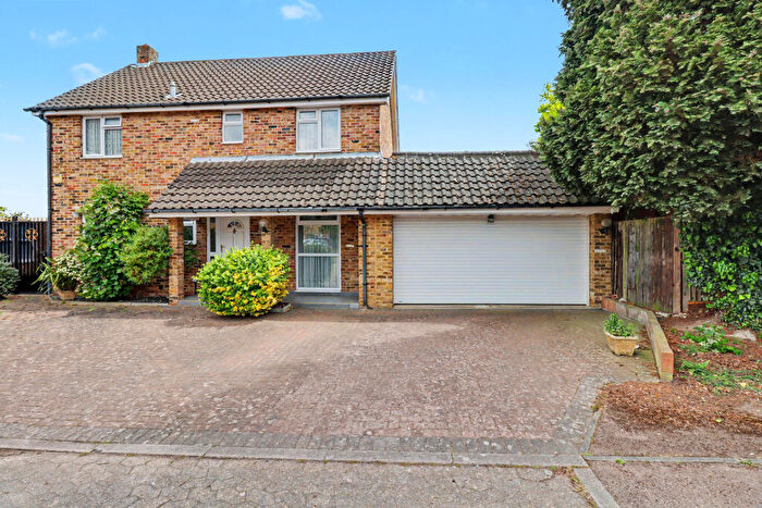 4 Bedroom Detached House For Sale In Rochfords Gardens, Slough, Berkshire, SL2