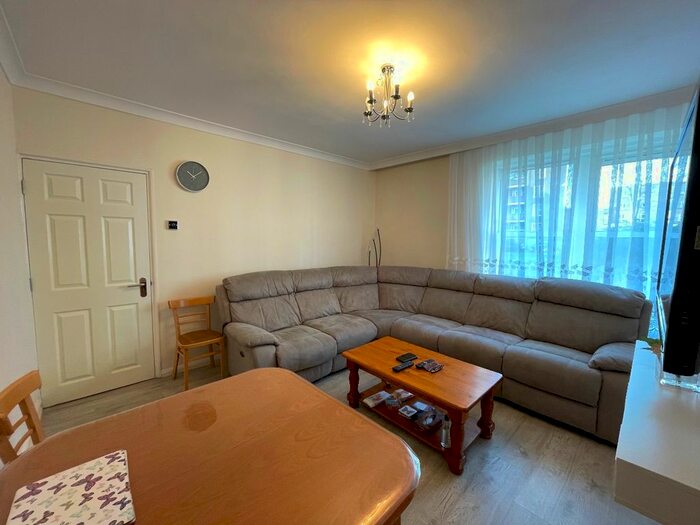 3 Bedroom Flat To Rent In Flat, Eastdown House, Amhurst Road, London, E8