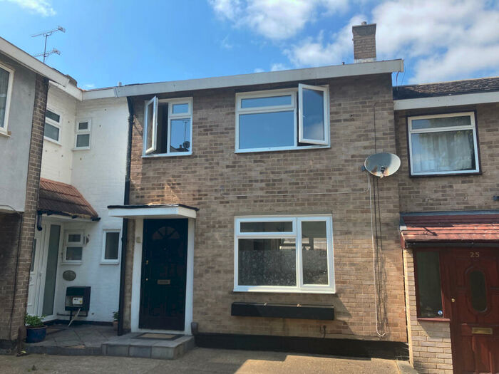 3 Bedroom House To Rent In Ghyllgrove, Basildon, SS14