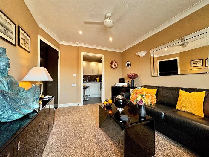 1 Bedroom Flat For Sale In Lansdowne Road, Bournemouth, BH1