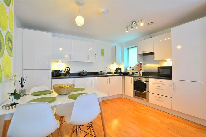 3 Bedroom Flat To Rent In Blackheath Hill, London, SE10