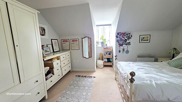 1 Bedroom Flat For Sale In Solomons Court, High Road, N12