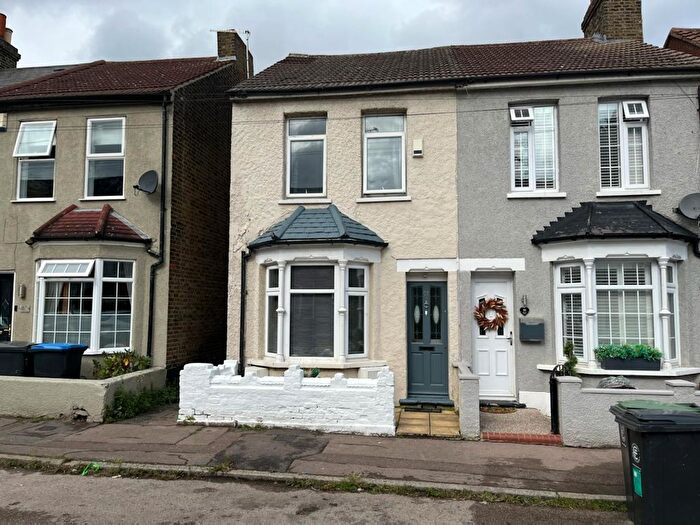 3 Bedroom Semi-Detached House For Sale In Rounton Road, Waltham Abbey, EN9