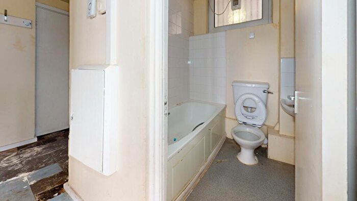 1 Bedroom Flat For Sale In Henshall Point, Bromley High Street, Bow, London, E3