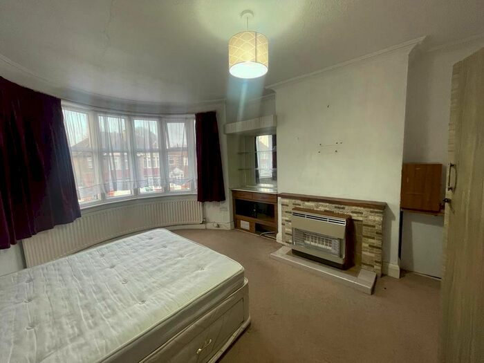 2 Bedroom Flat To Rent In Northwick Avenue, Harrow, Greater London, HA3