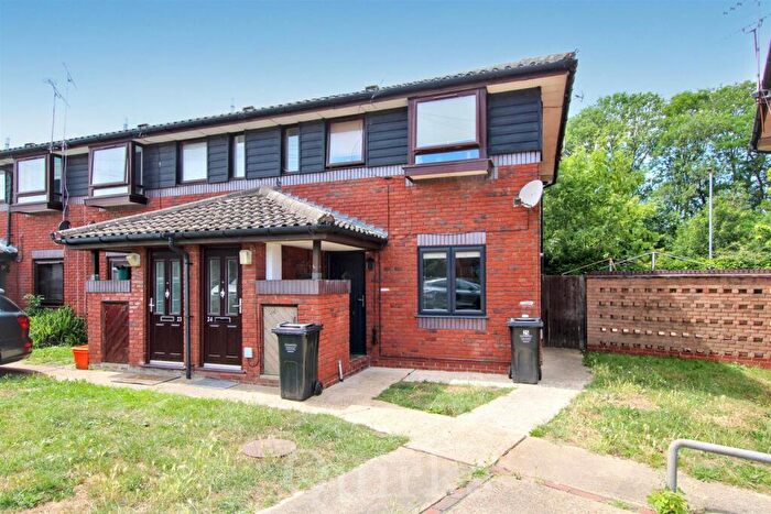 1 Bedroom Maisonette For Sale In Lorrimore Close, Billericay, CM12