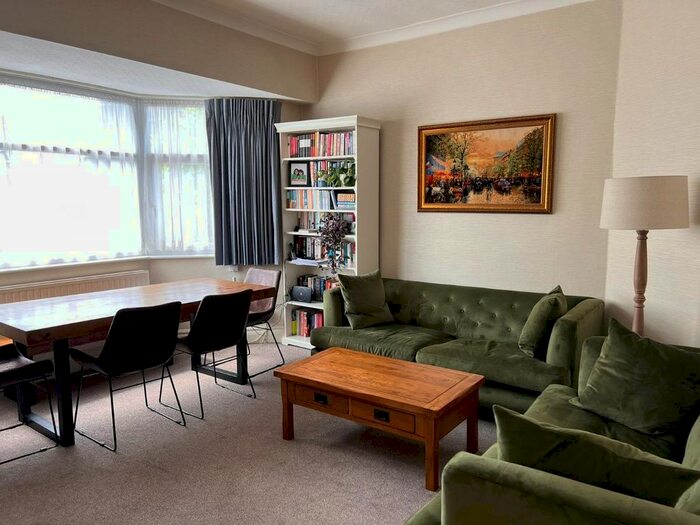 2 Bedroom Flat To Rent In North End Road, London, NW11