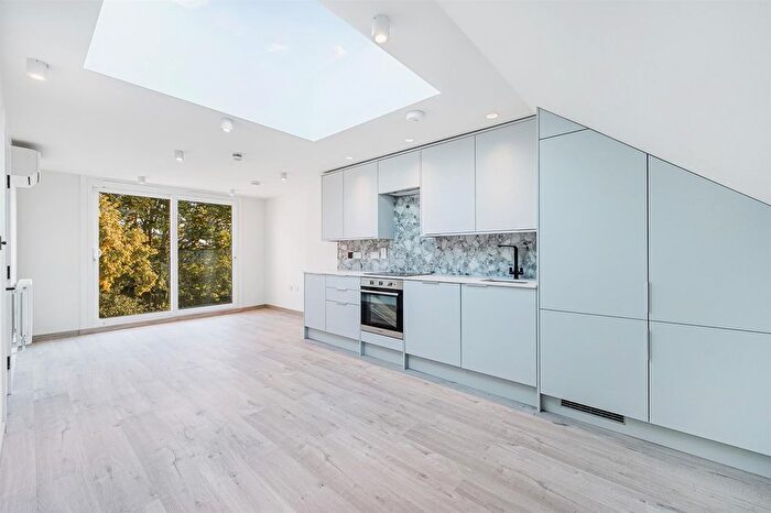 1 Bedroom Flat To Rent In King Edwards Gardens, Acton, W3