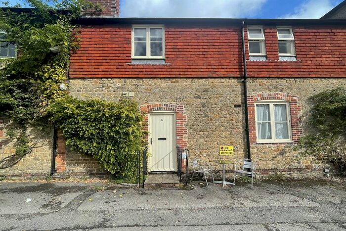 1 Bedroom Flat To Rent In Angel Yard, North Street, Midhurst, GU29