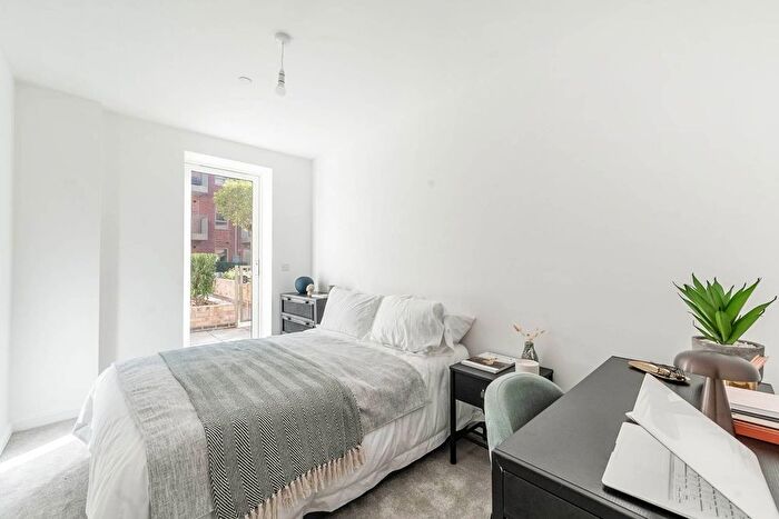 2 Bedroom Flat For Sale In South Oxhey Central, Watford, WD19