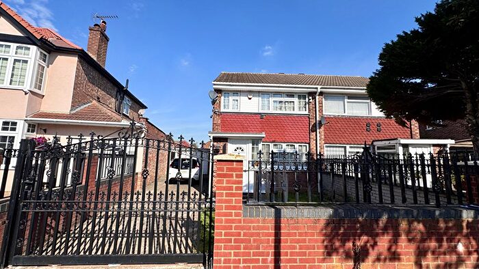 3 Bedroom Semi-detached House For Sale In Sutton Road, Hounslow, TW5