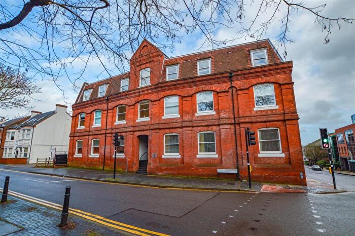 2 Bedroom Flat To Rent In Saxon House, St Albans, AL1