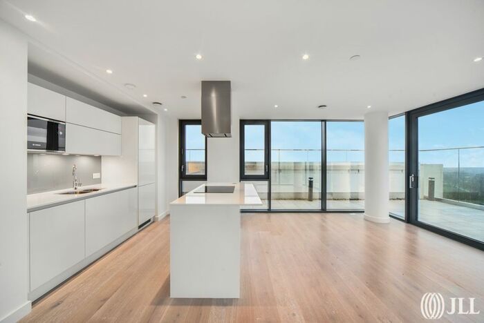 2 Bedroom Flat For Sale In City North Place, London, N4