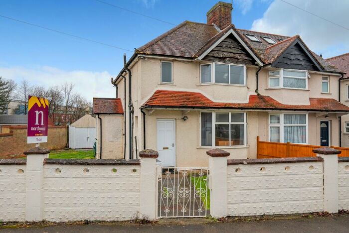 4 Bedroom Semi-Detached House To Rent In Cricket Road, Oxford, OX4