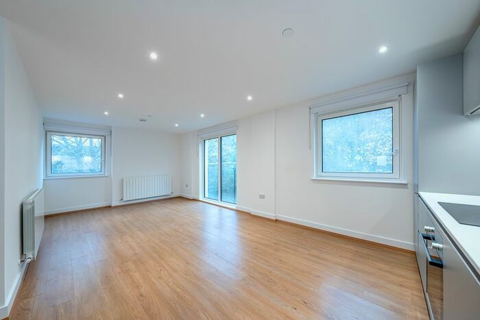 2 Bedroom Flat To Rent In Well Farm Road, Whyteleafe, CR3