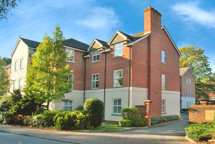 1 Bedroom Flat For Sale In Wimblehurst Road, Horsham, RH12