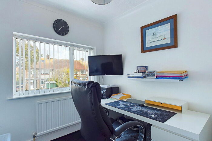 3 Bedroom Terraced House For Sale In Goldsmith Road, Worthing, BN14