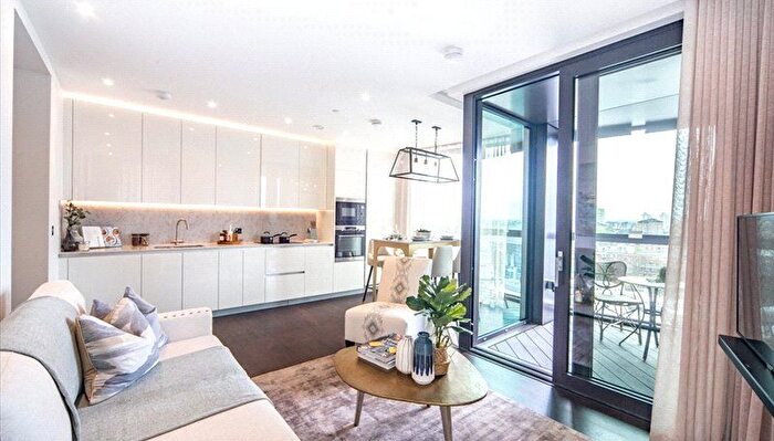 2 Bedroom Flat To Rent In Charles Clowes Walk, Thornes House, Battersea, SW11