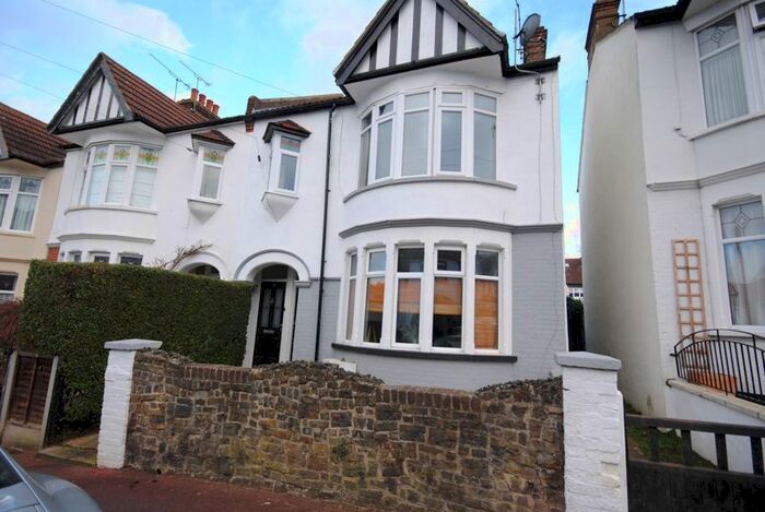 2 Bedroom Flat To Rent In Dawlish Drive, Leigh-On-Sea, Essex, SS9