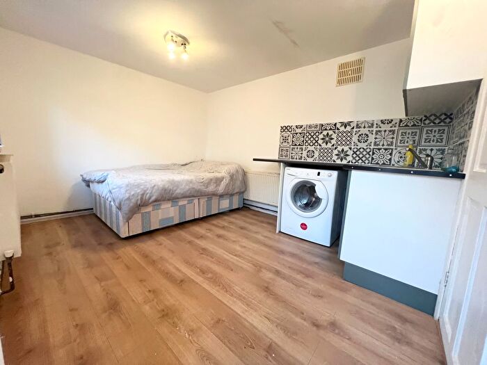 Studio To Rent In Towers Road, Southall, UB1