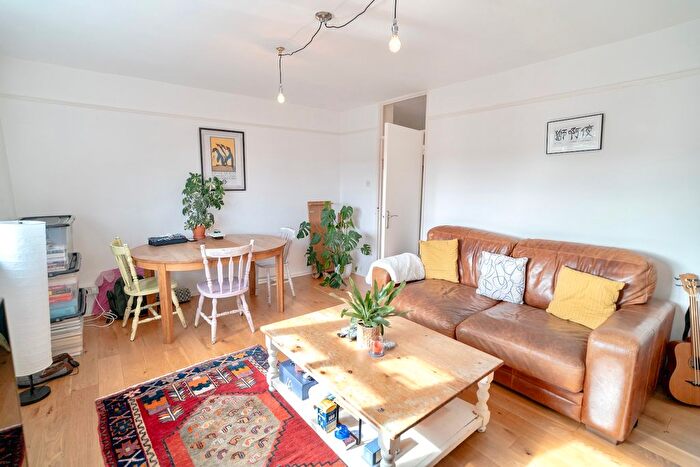 2 Bedroom Flat To Rent In Brook Road, London, N8