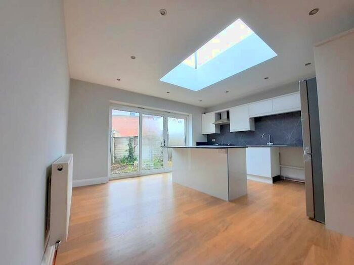 3 Bedroom Property To Rent In Richmond Avenue, Feltham, TW14