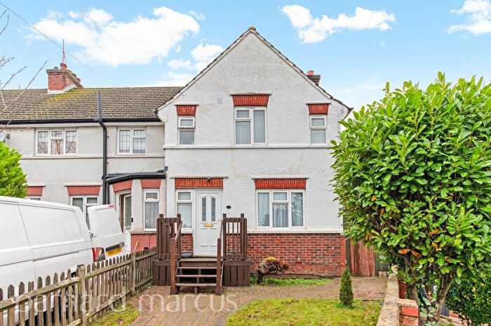 3 Bedroom End Of Terrace House For Sale In Hawthorn Crescent, South Croydon, CR2