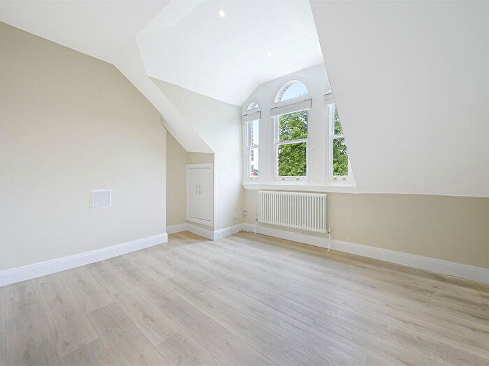 2 Bedroom Apartment To Rent In The Gardens, East Dulwich London, SE22