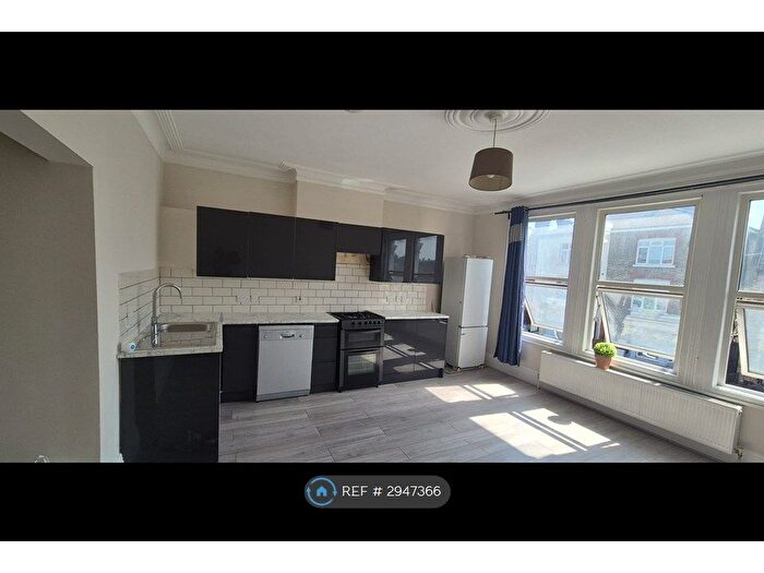 2 Bedroom Flat To Rent In High St Colliers Wood, London, SW19