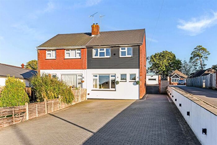 3 Bedroom Semi Detached House For Sale In London Road, Cowplain, PO8
