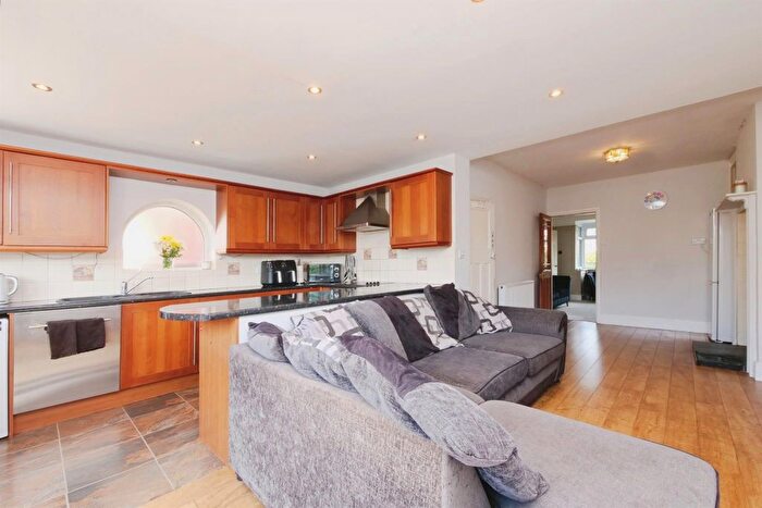 4 Bedroom Semi-Detached House For Sale In Towthorpe Road, Haxby, York, YO32
