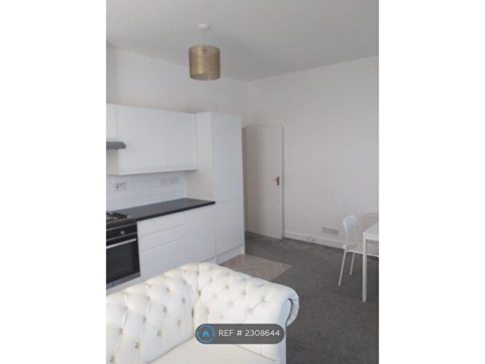 2 Bedroom Flat To Rent In Downs Road, London, E5